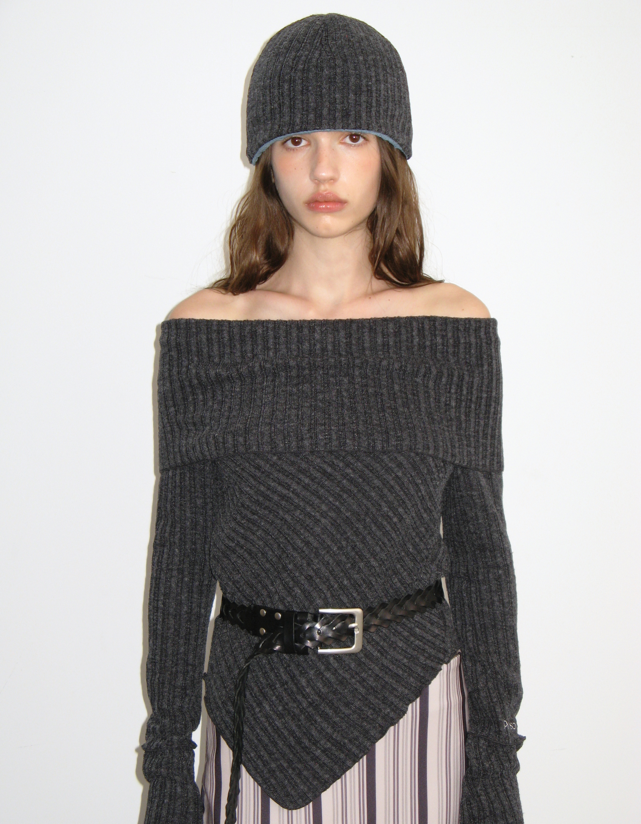 OFF-SHOULDER ASYMMETRIC SWEATER, CHARCOAL - polysooem