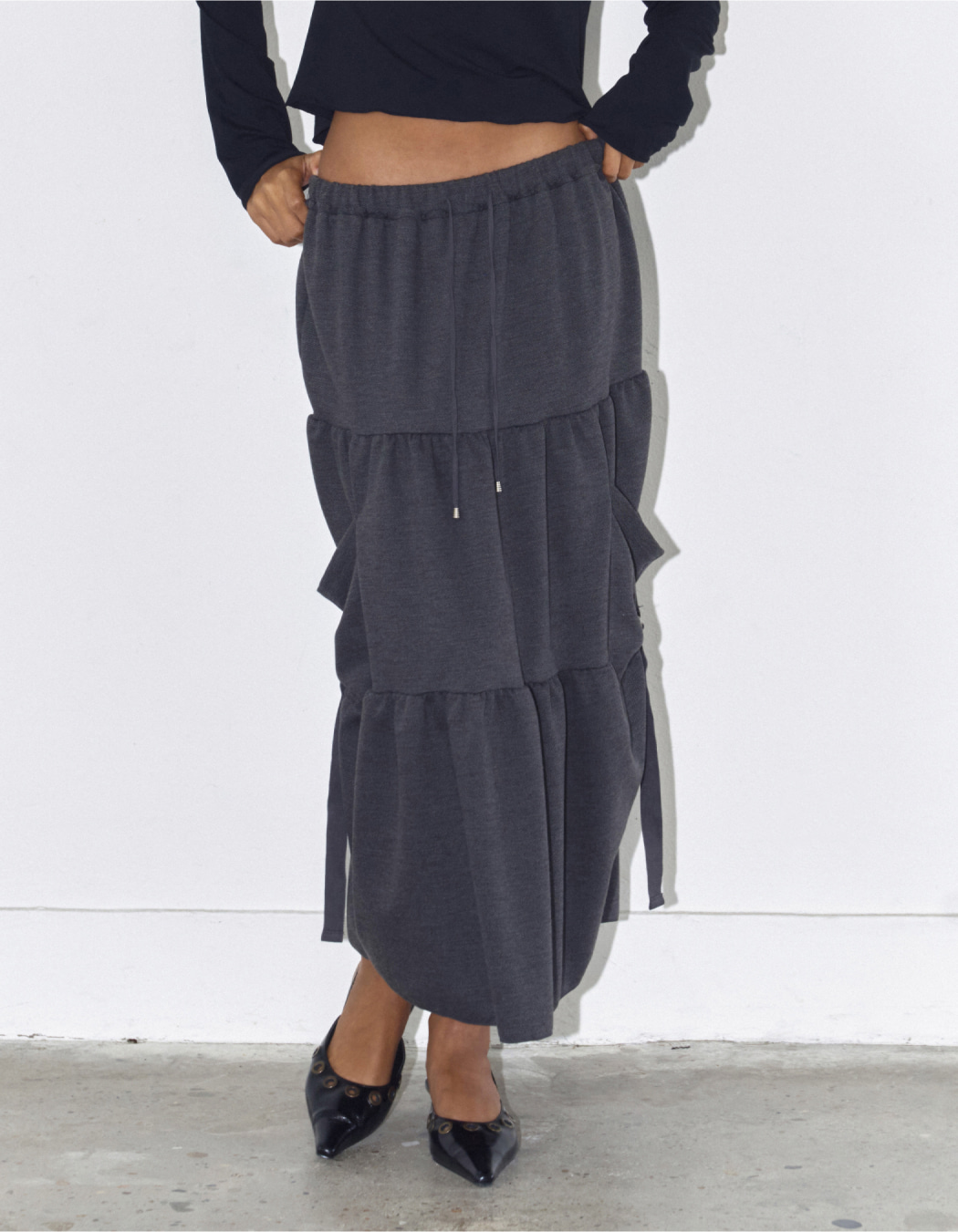 ★Polysooem★ SHIRRING STRAP CARGO SKIRT, CHARCOAL SHIRRING STRAP CARGO SKIRT, CHARCOAL - polysooem