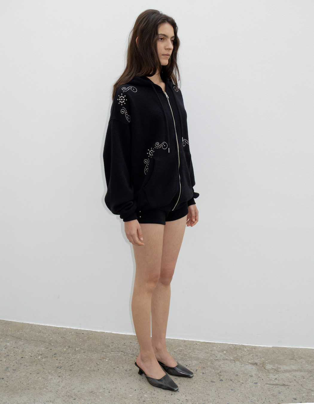 ORNAMENT STUDDED HOODIE_ONZI_EDITION, BLACK - polysooem