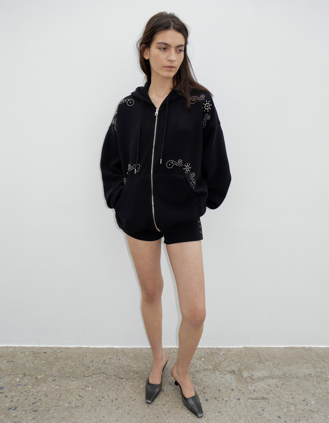 ORNAMENT STUDDED HOODIE_ONZI_EDITION, BLACK - polysooem