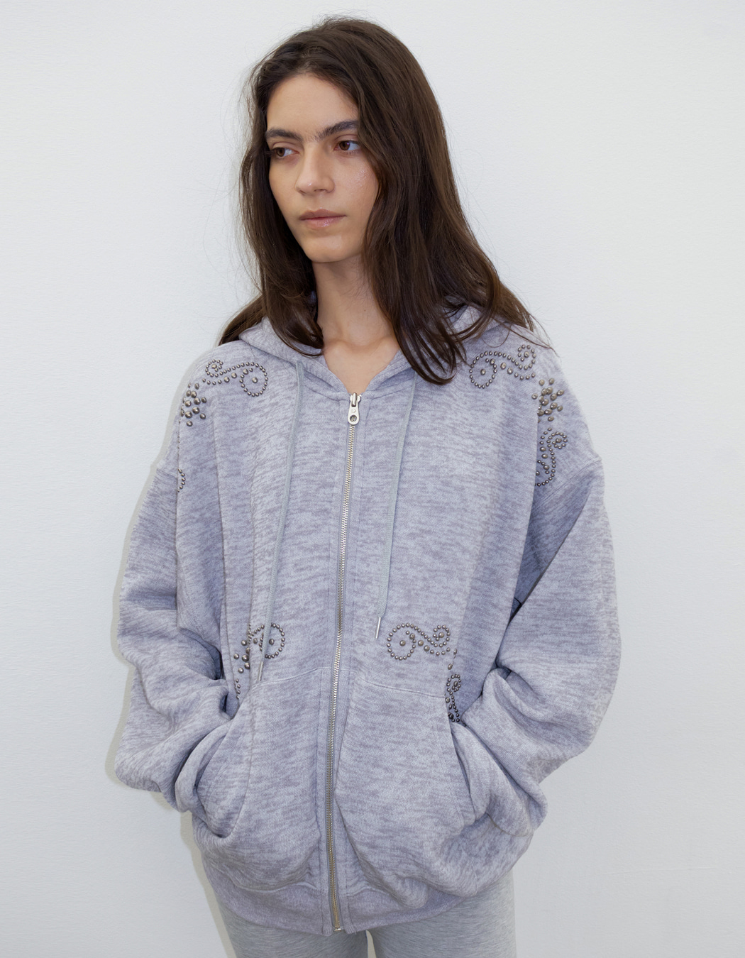 ORNAMENT STUDDED HOODIE_ONZI_EDITION, GRAY - polysooem