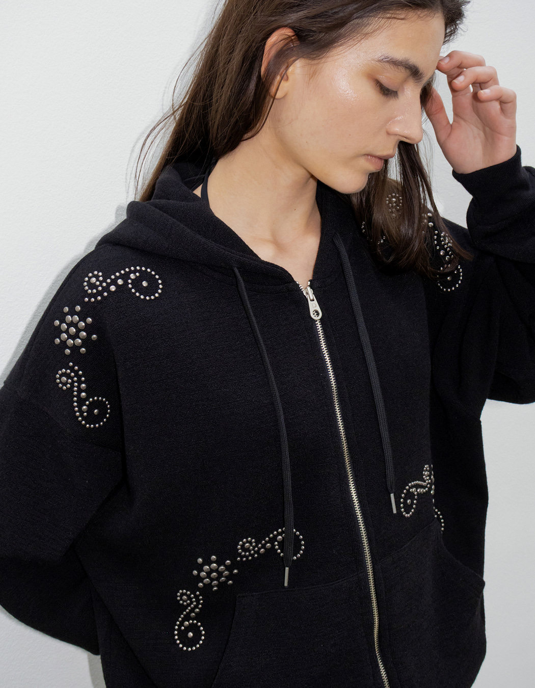 ORNAMENT STUDDED HOODIE_ONZI_EDITION, BLACK - polysooem