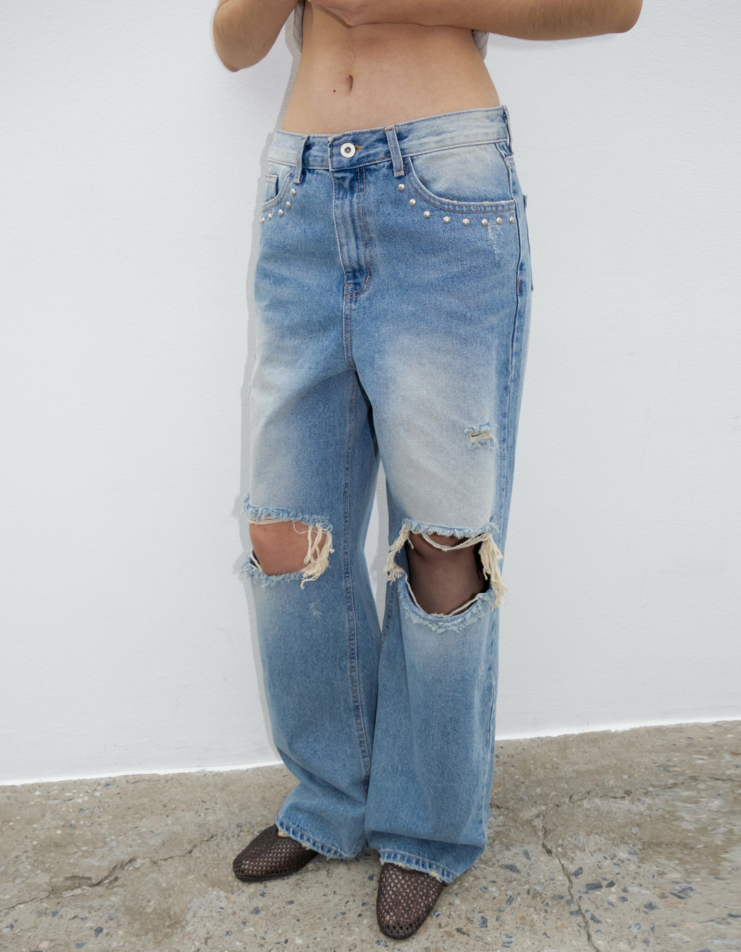STUDDED DISTRESSED JEANS, LIGHT BLUE - polysooem