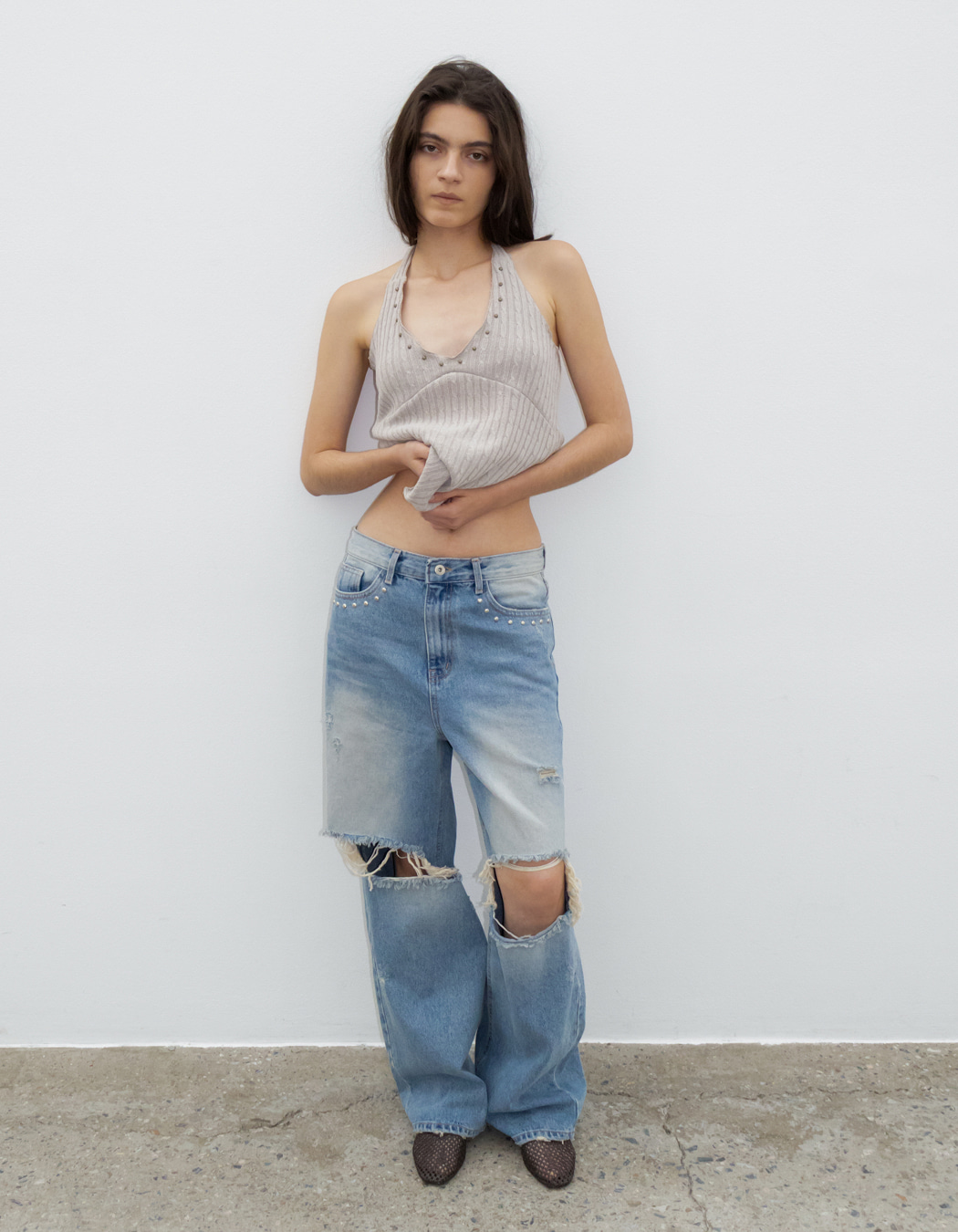STUDDED DISTRESSED JEANS, LIGHT BLUE - polysooem