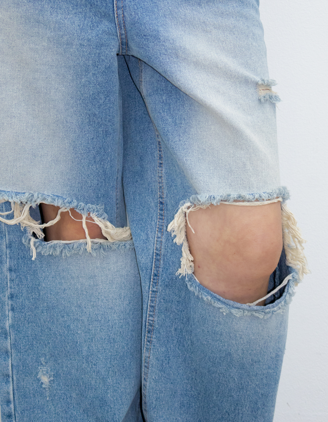 STUDDED DISTRESSED JEANS, LIGHT BLUE - polysooem