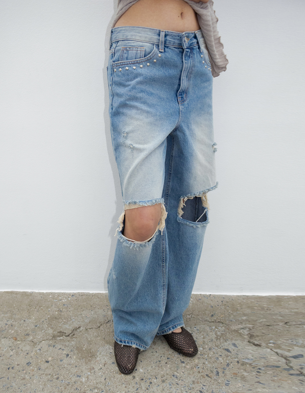 STUDDED DISTRESSED JEANS, LIGHT BLUE - polysooem