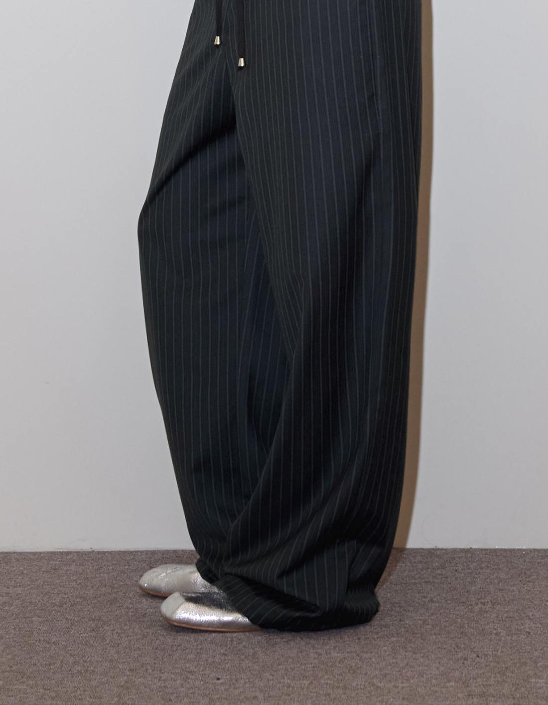 パンツ POLYSOOEM FRONT STRIPE EFFORTLESS PANTS PINSTRIPE EFFORTLESS PANTS, BLACK - polysooem