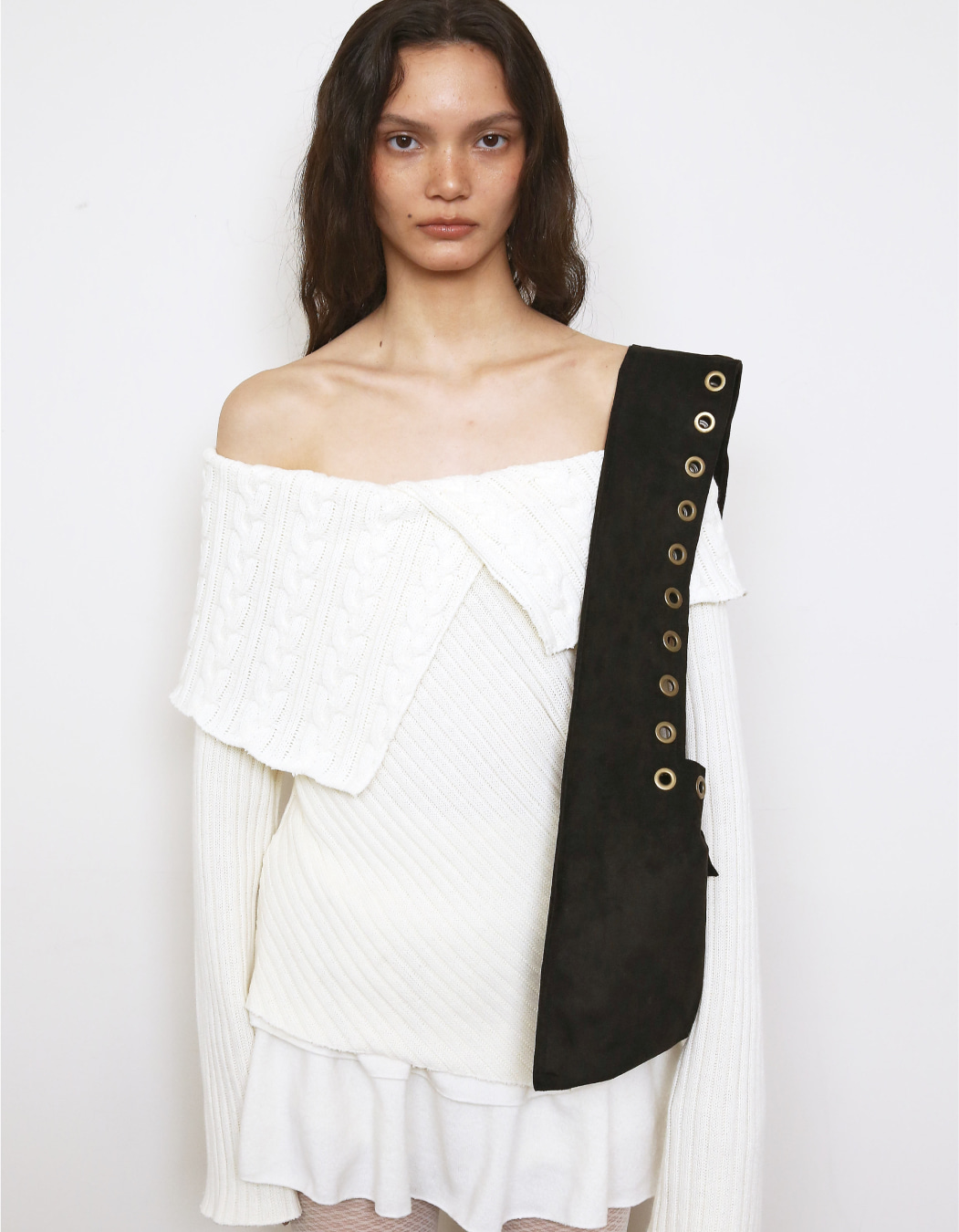 EYELET SUEDE SHOULDER BAG, BLACK - polysooem