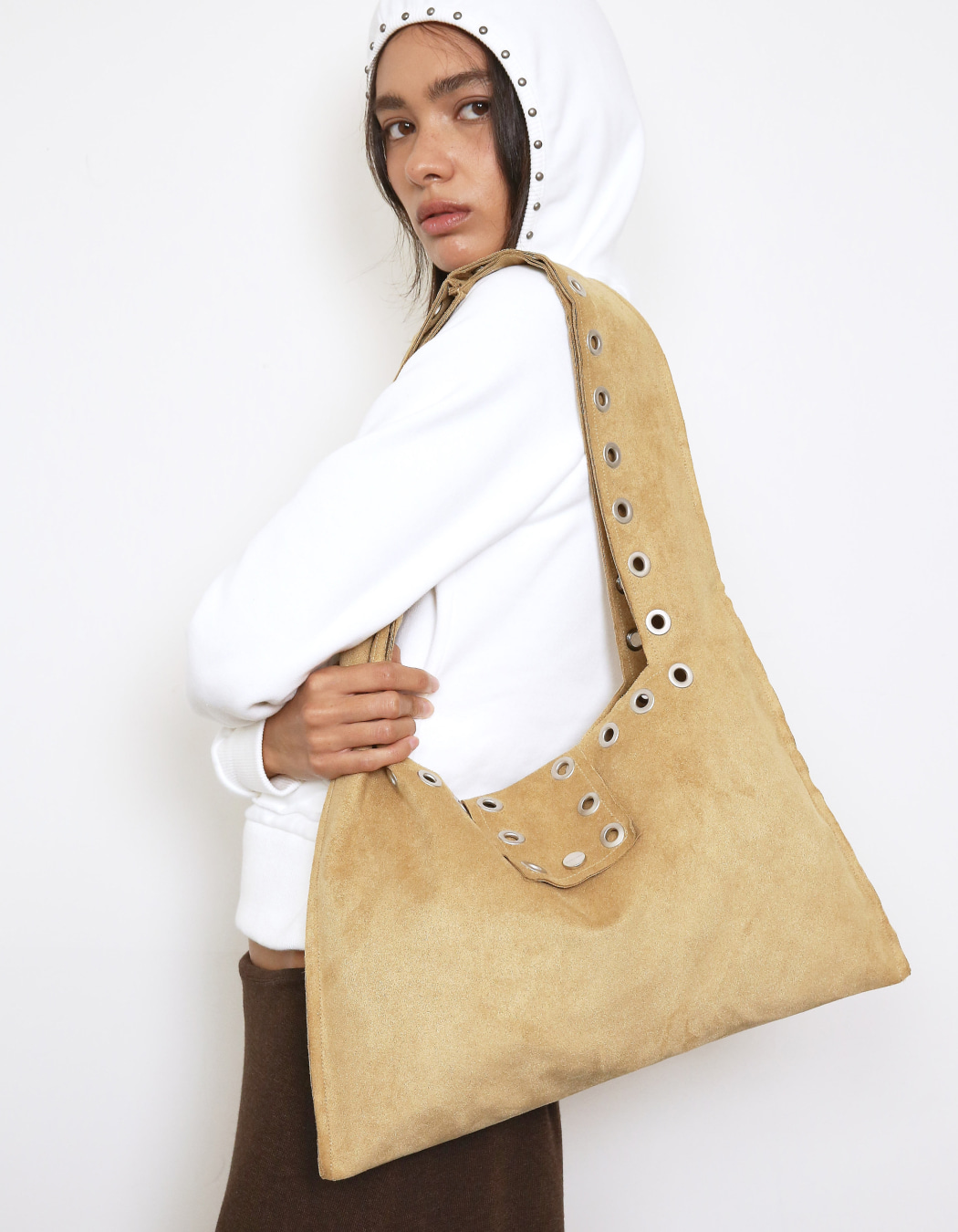 EYELET SUEDE SHOULDER BAG, YELLOWISH BROWN - polysooem