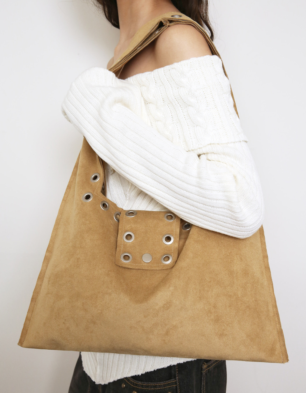 EYELET SUEDE SHOULDER BAG, YELLOWISH BROWN - polysooem