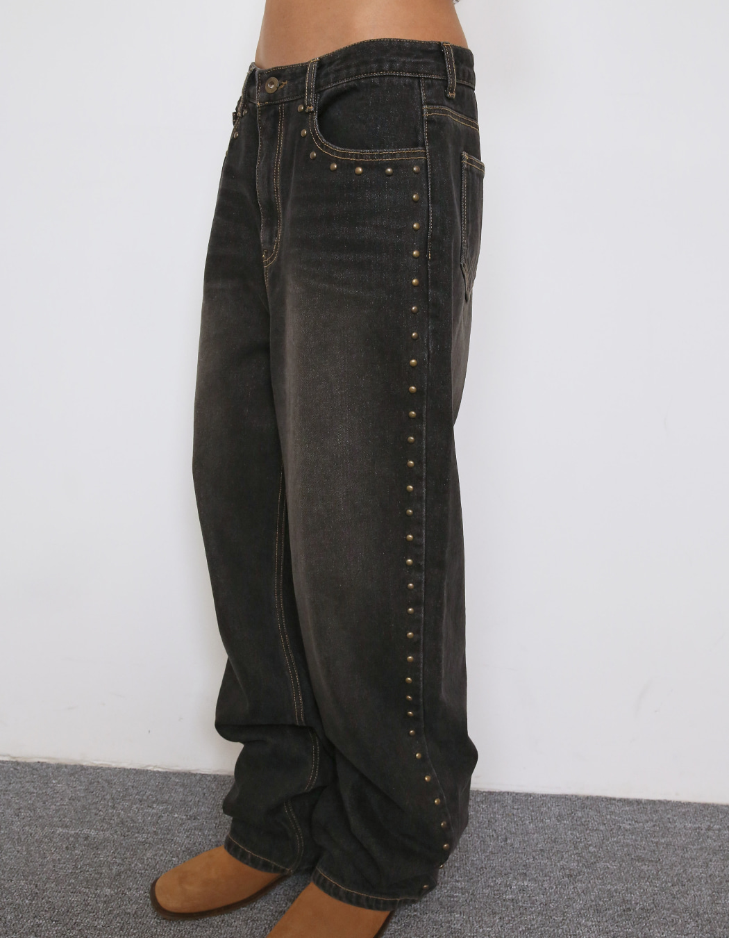 WARM STUDDED WASHED JEANS, BLACK - polysooem