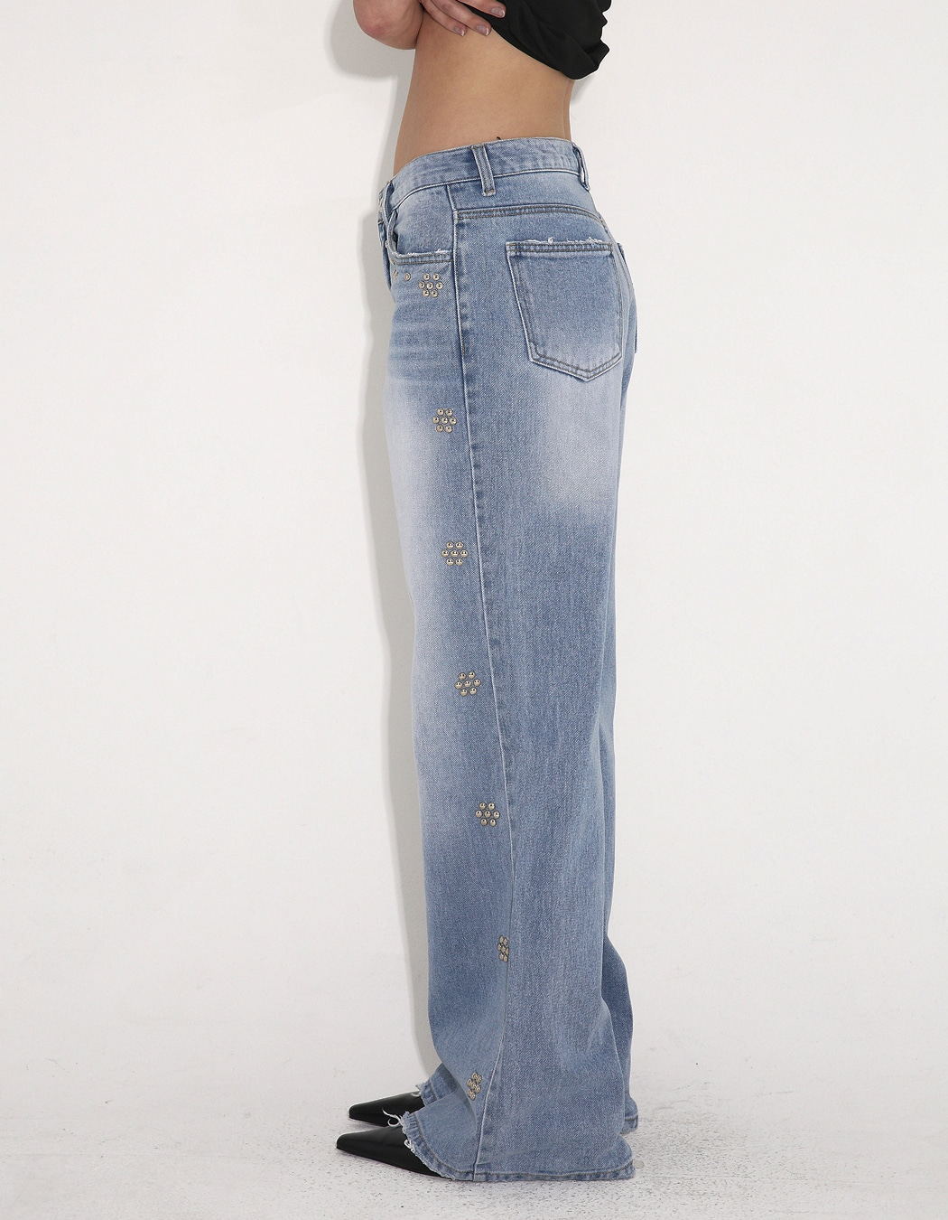 WASHED STUDDED FLOWER FLARED JEANS, LIGHT BLUE - polysooem