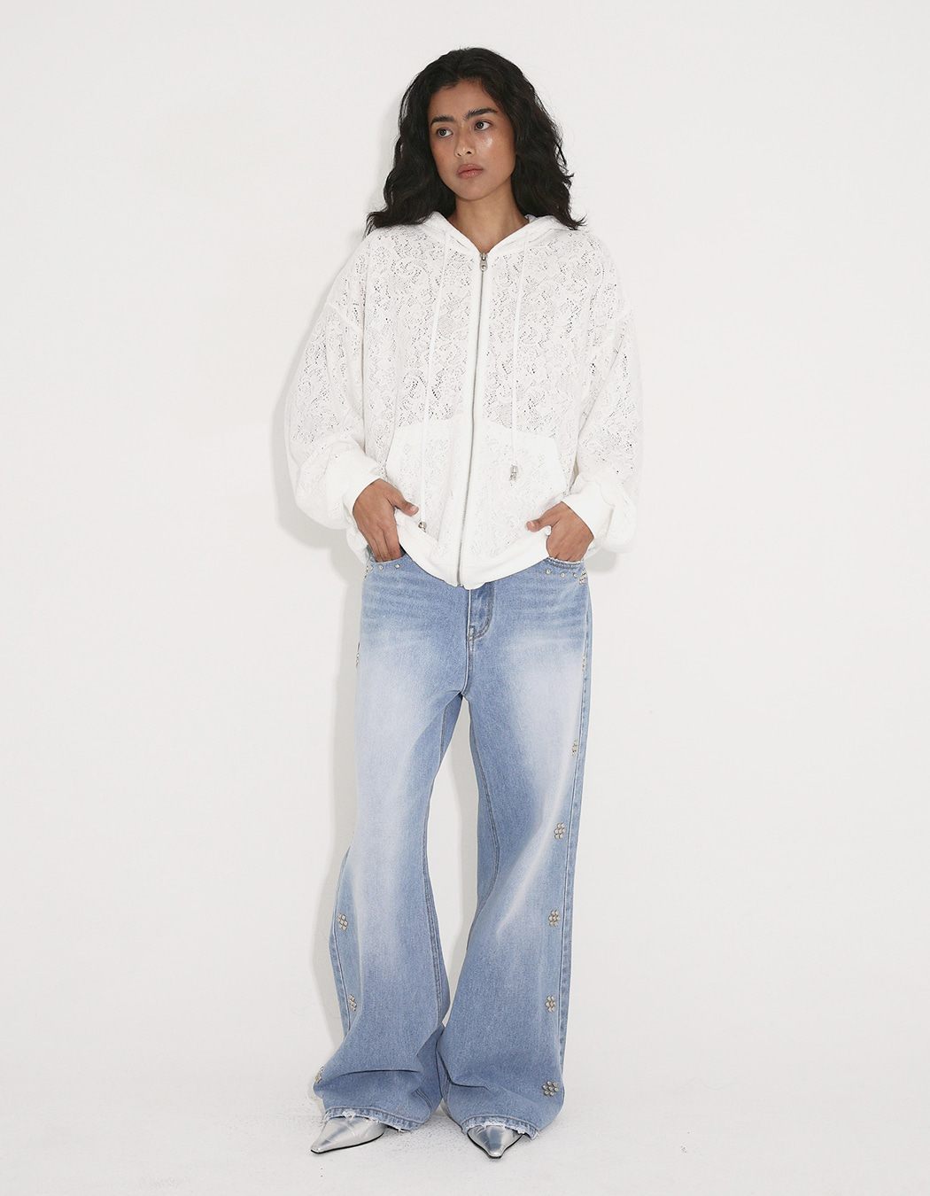 WASHED STUDDED FLOWER FLARED JEANS, LIGHT BLUE - polysooem
