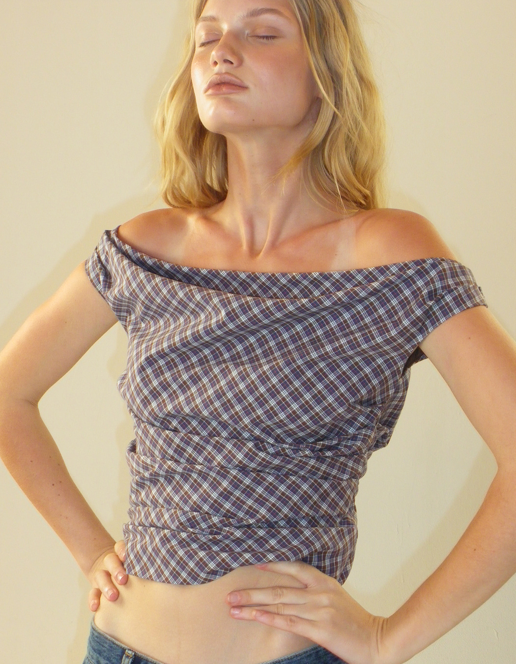 [POLYSOOEM] RUCHED CHECK OFF-SHOULDER TOP /追跡付 RUCHED CHECK OFF-SHOULDER TOP, BROWN - polysooem
