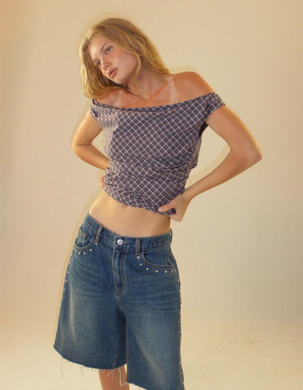 [POLYSOOEM] RUCHED CHECK OFF-SHOULDER TOP /追跡付 RUCHED CHECK OFF-SHOULDER TOP, BROWN - polysooem