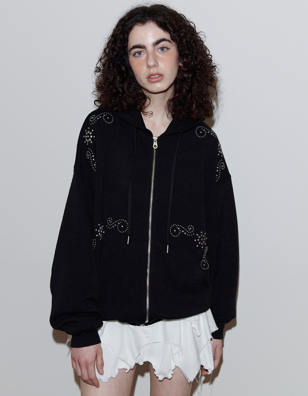 ORNAMENT STUDDED HOODIE_ONZI_EDITION, BLACK - polysooem