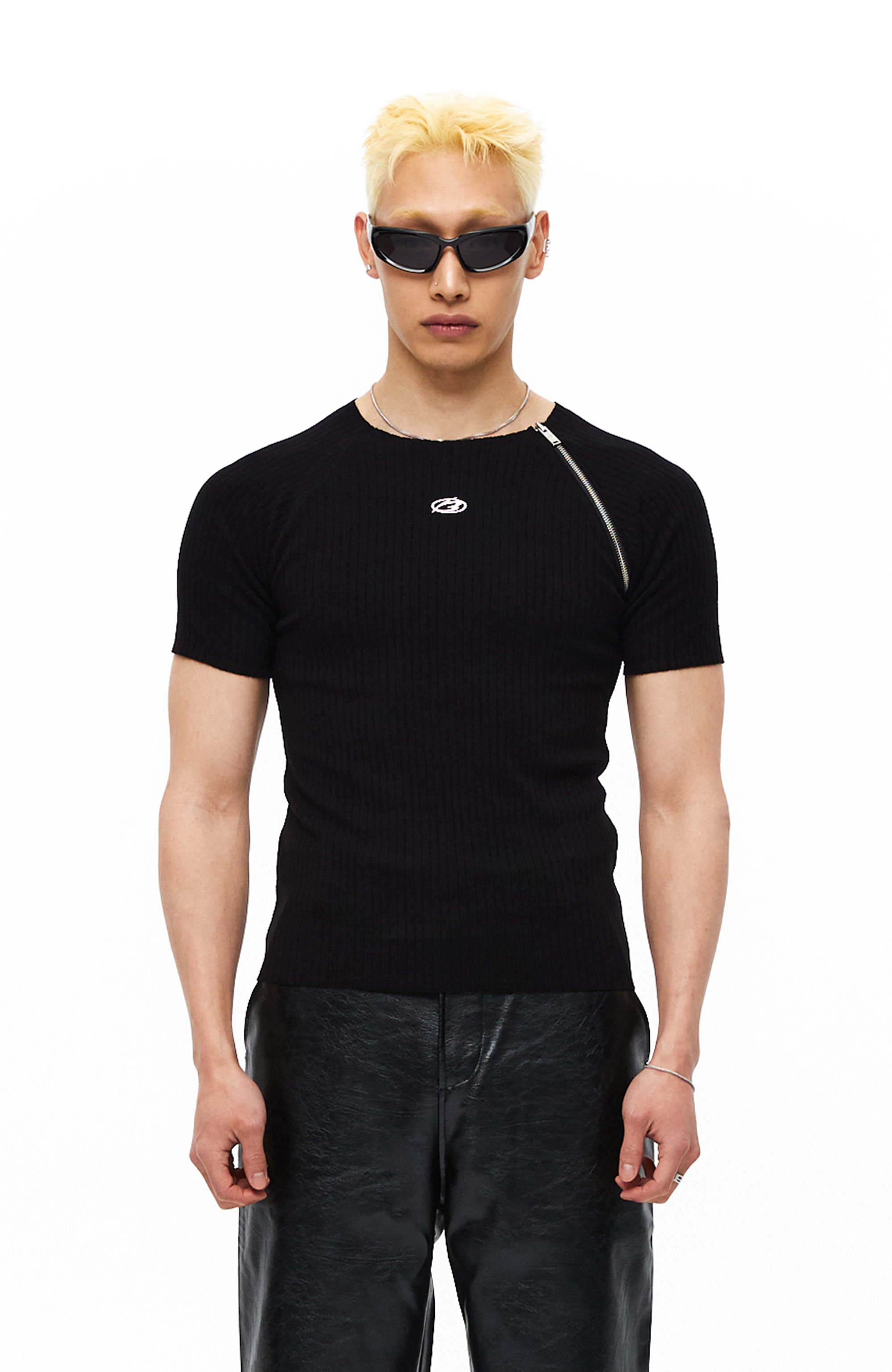 MORE THAN BLACK] LOGO SIDE HALF ZIP UP KNIT - 모어댄블랙