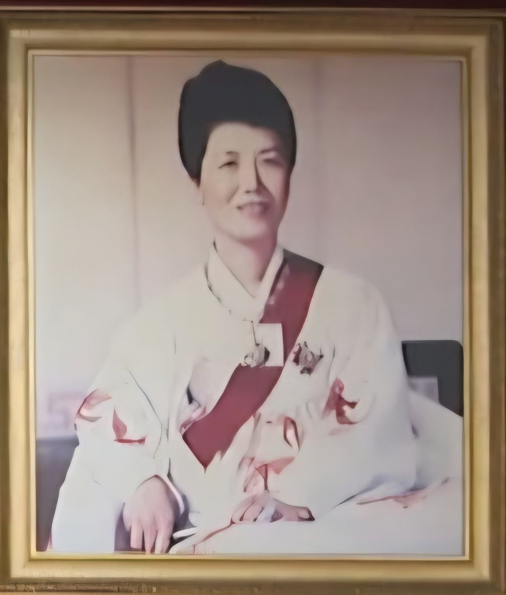 추모 공간에 전시된 육영수 여사 한복 초상