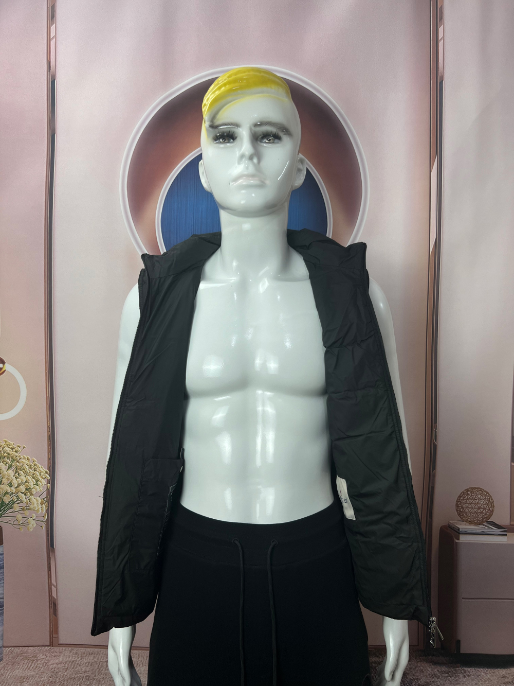 패딩 모델 착용 이미지-S164L11