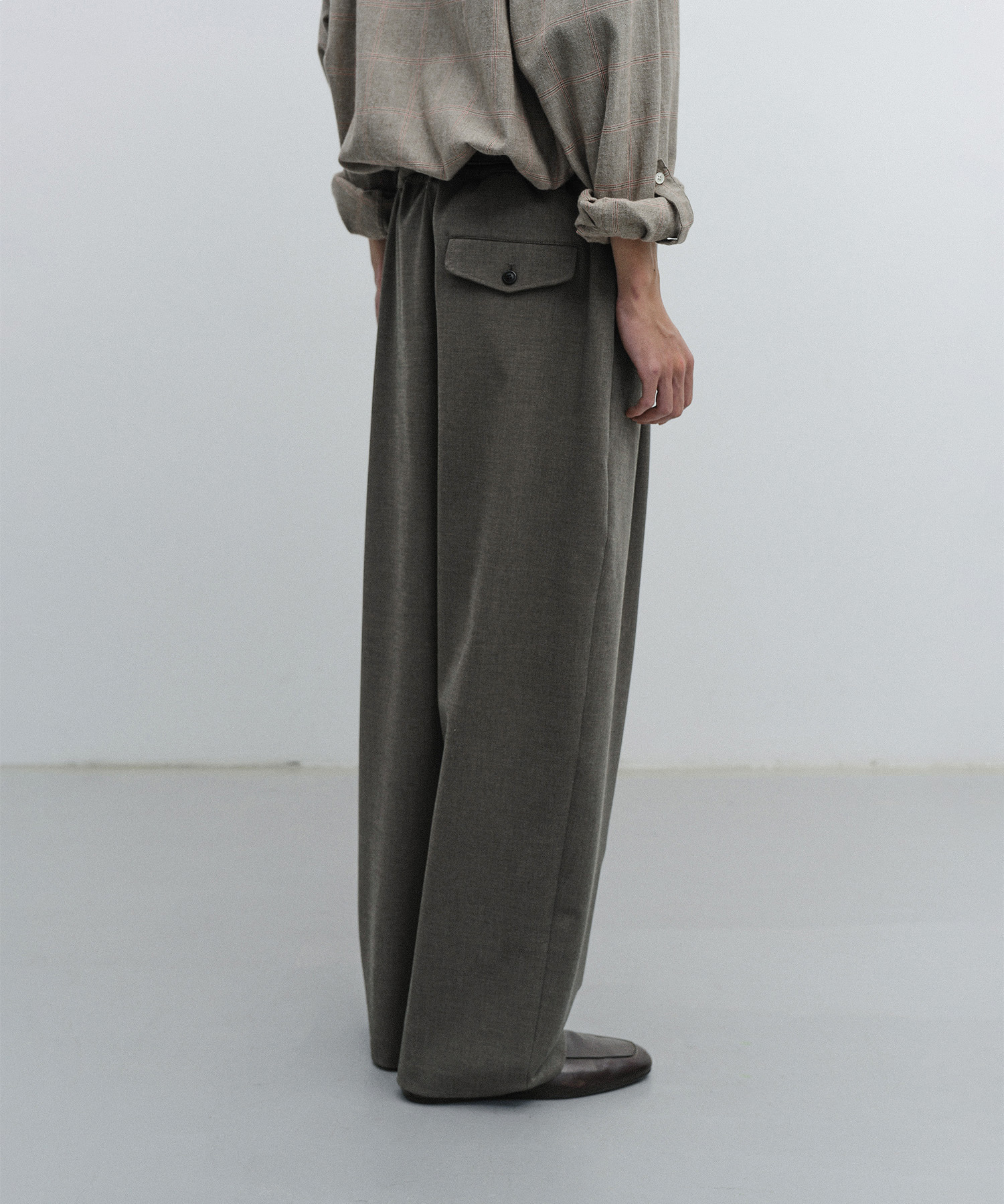 스트럭처 커브드 슬랙스 Structure Curved Slacks | 어나더오피스 공식몰
