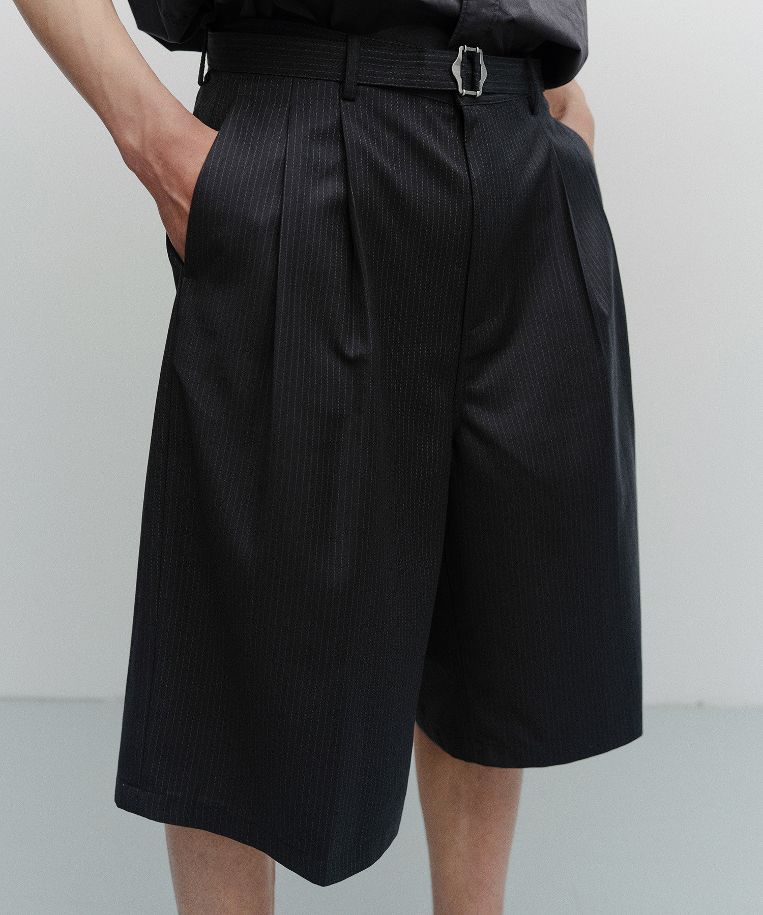 Hemingway Stripe Bermuda Pants (Black) - 어나더오피스
