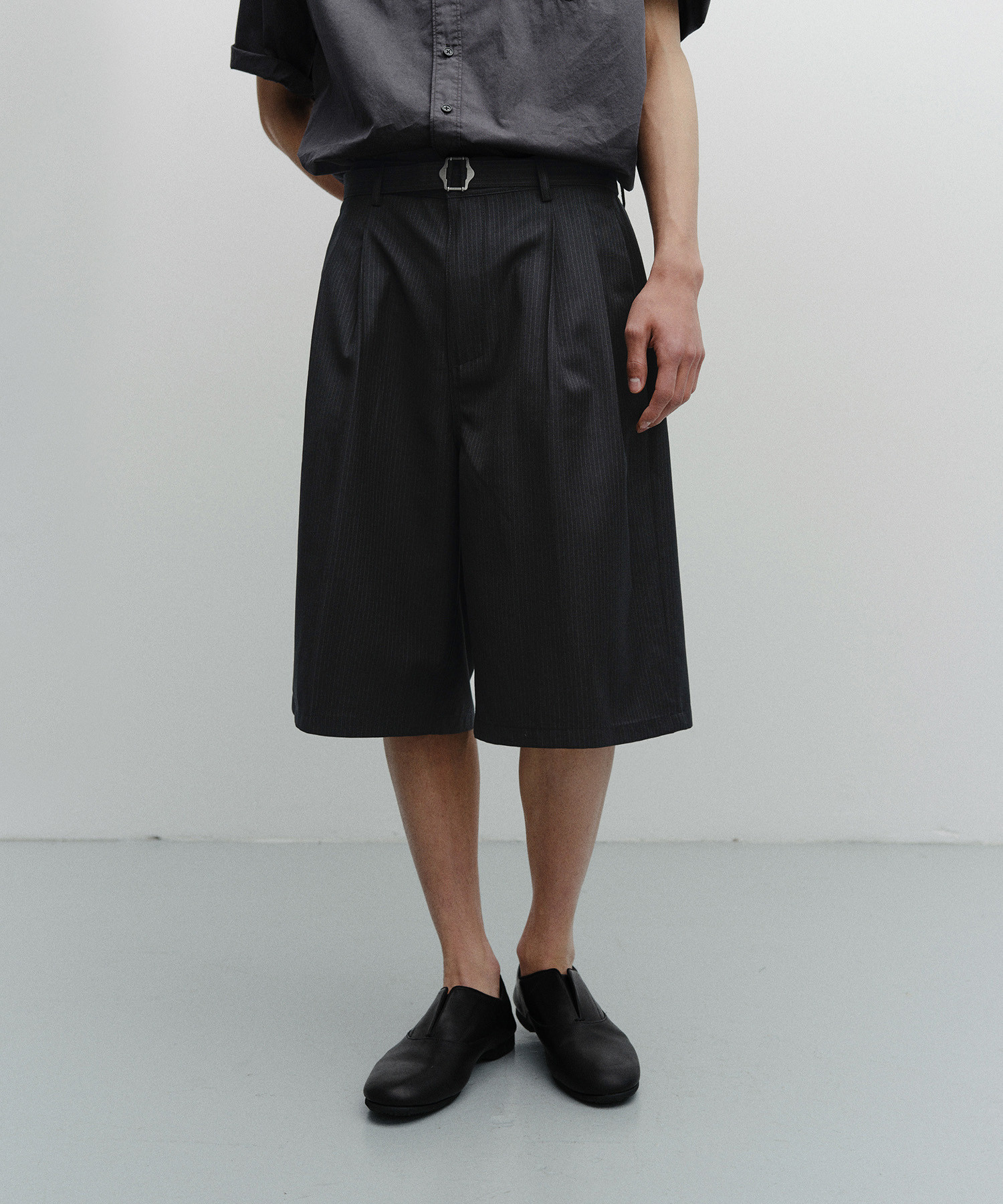 Hemingway Stripe Bermuda Pants (Black) - 어나더오피스