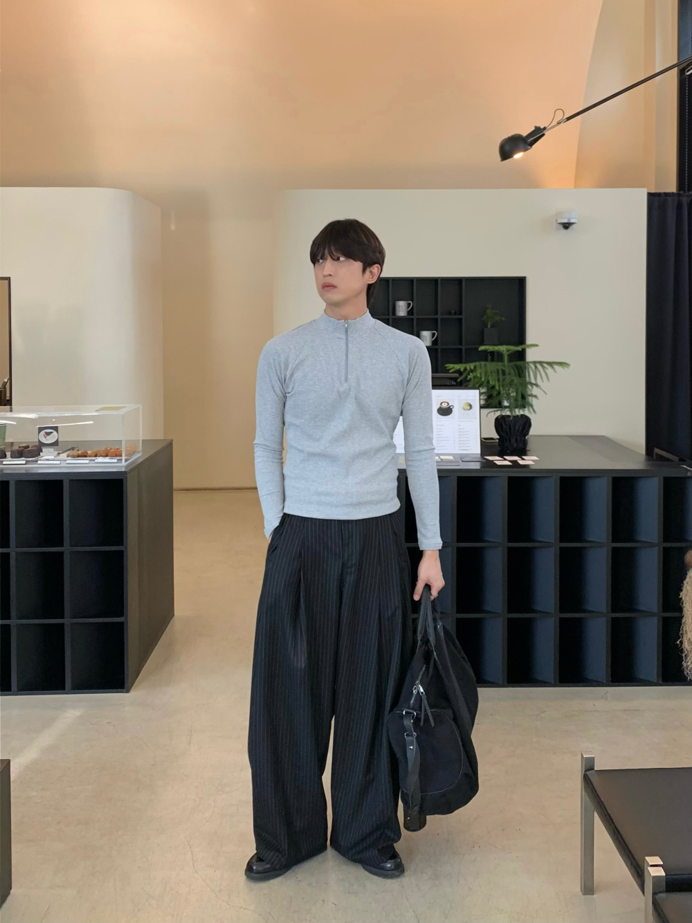 바지 모델 착용 이미지-S435L8