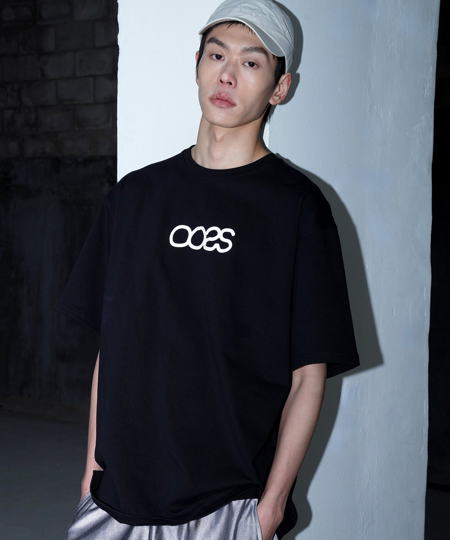 OOSS 리플렉티브 반팔 티셔츠 블랙 | 스튜디오 싹스탑