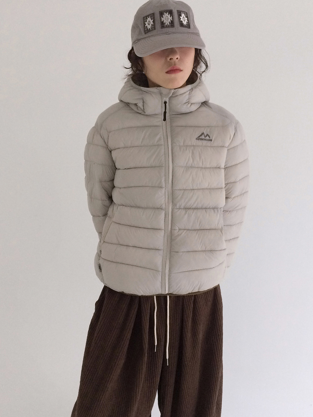 패딩 모델 착용 이미지-S1L50