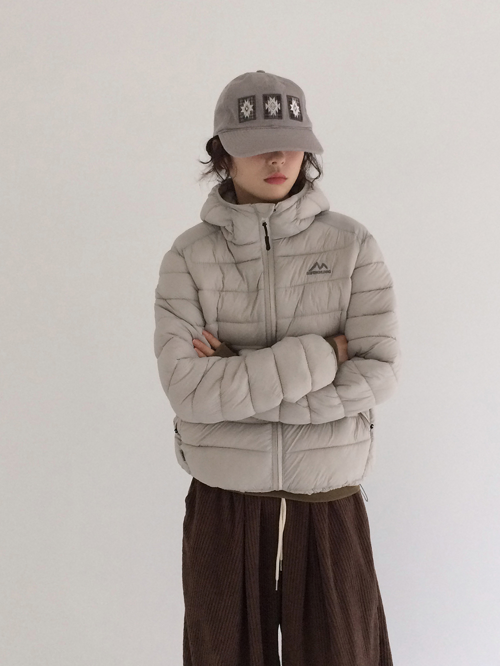 패딩 모델 착용 이미지-S1L47