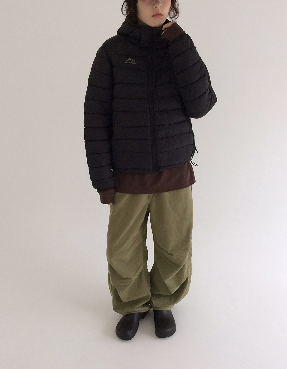 패딩 모델 착용 이미지-S1L27