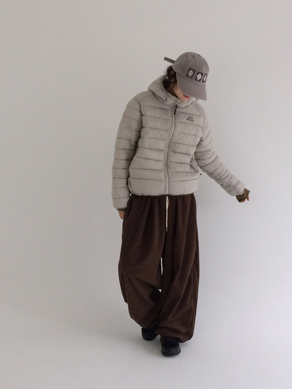 패딩 모델 착용 이미지-S1L45
