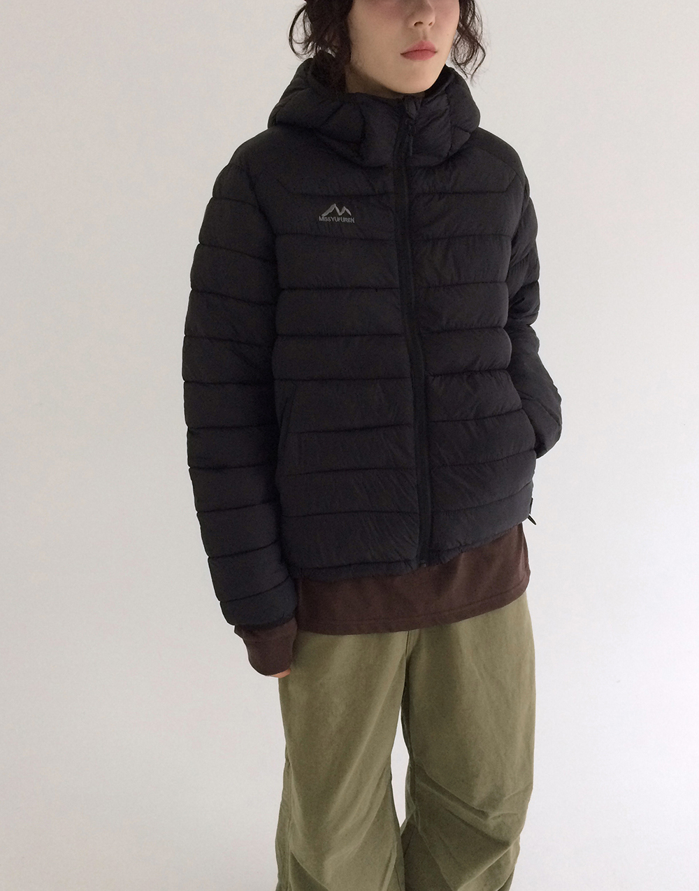 패딩 모델 착용 이미지-S1L24