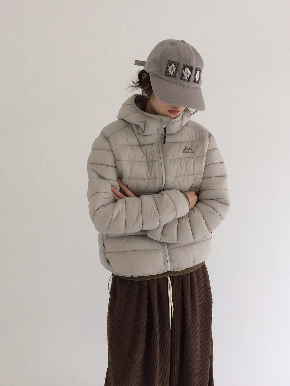 패딩 모델 착용 이미지-S1L49