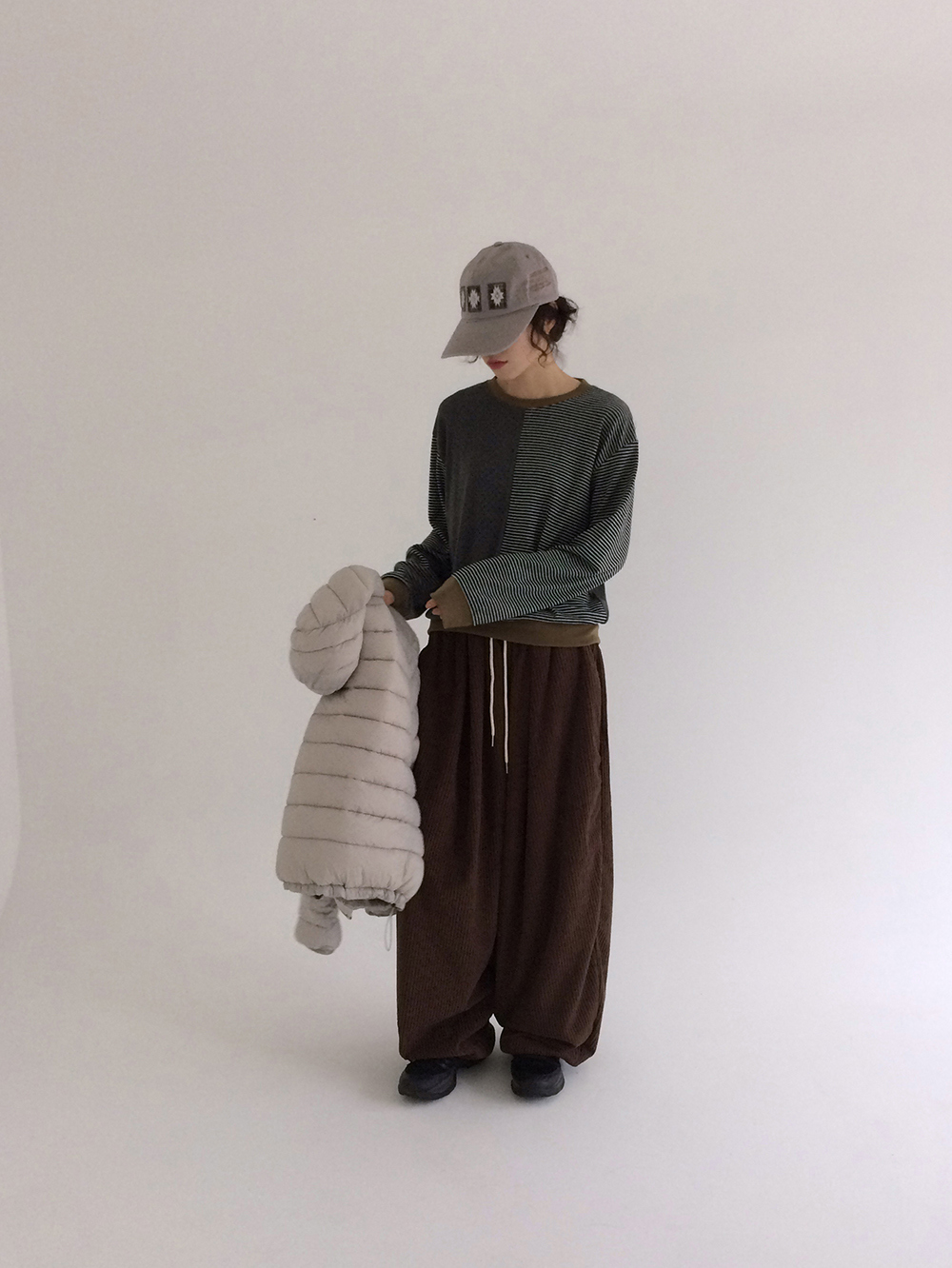 패딩 모델 착용 이미지-S1L52