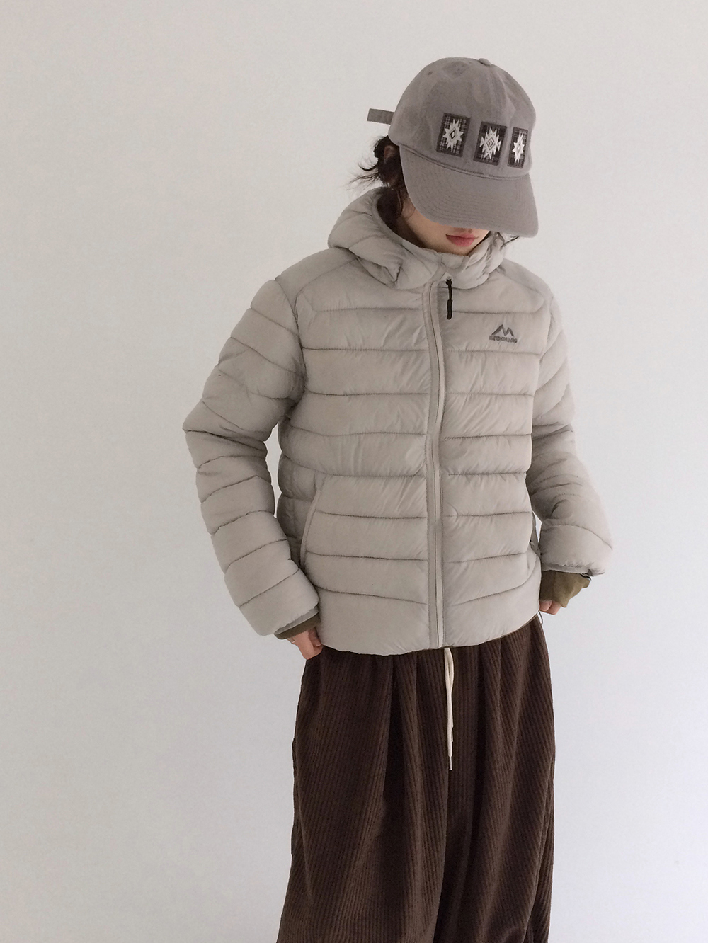 패딩 모델 착용 이미지-S1L46
