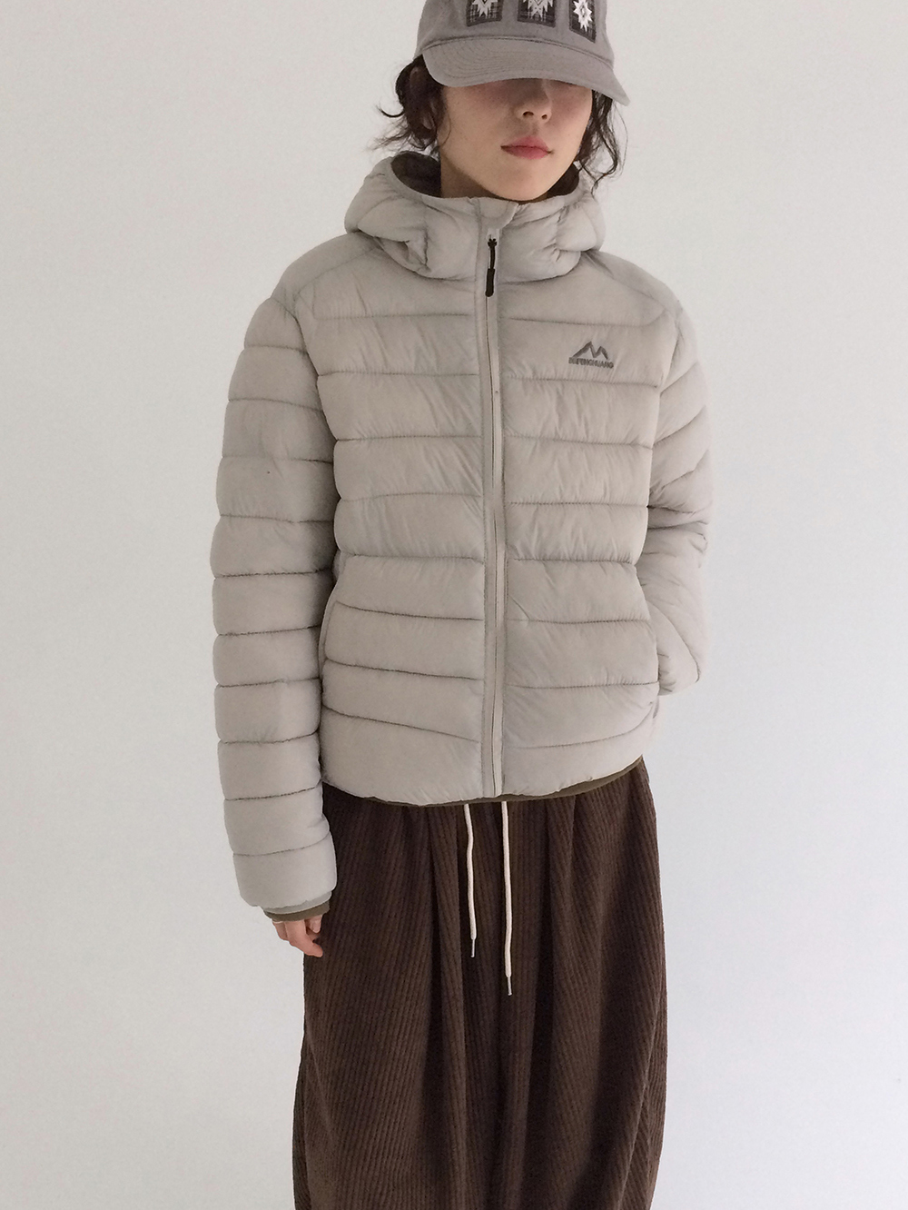 패딩 모델 착용 이미지-S1L5
