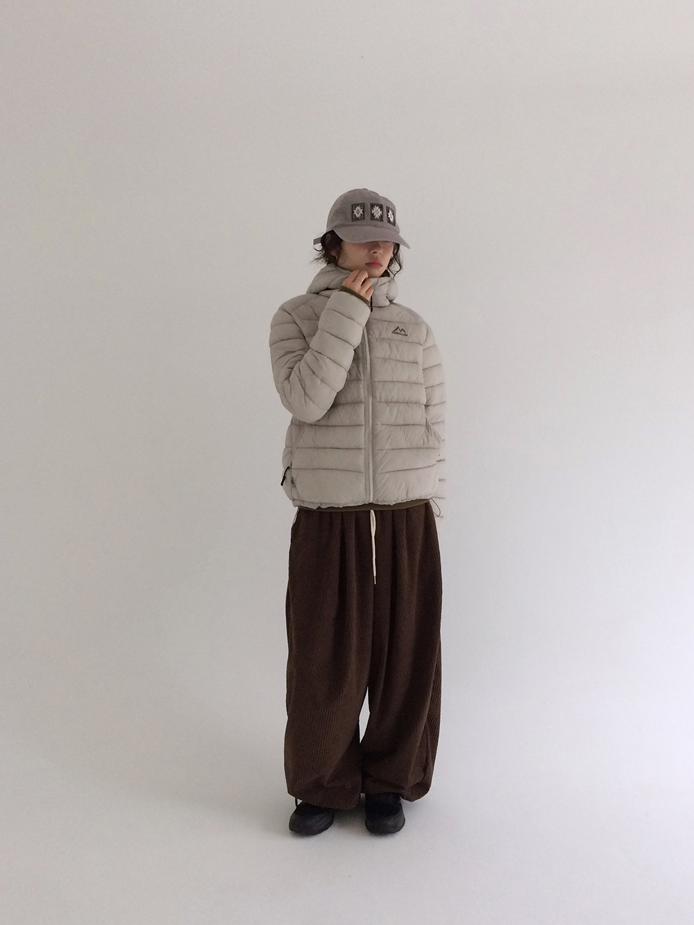 패딩 모델 착용 이미지-S1L41