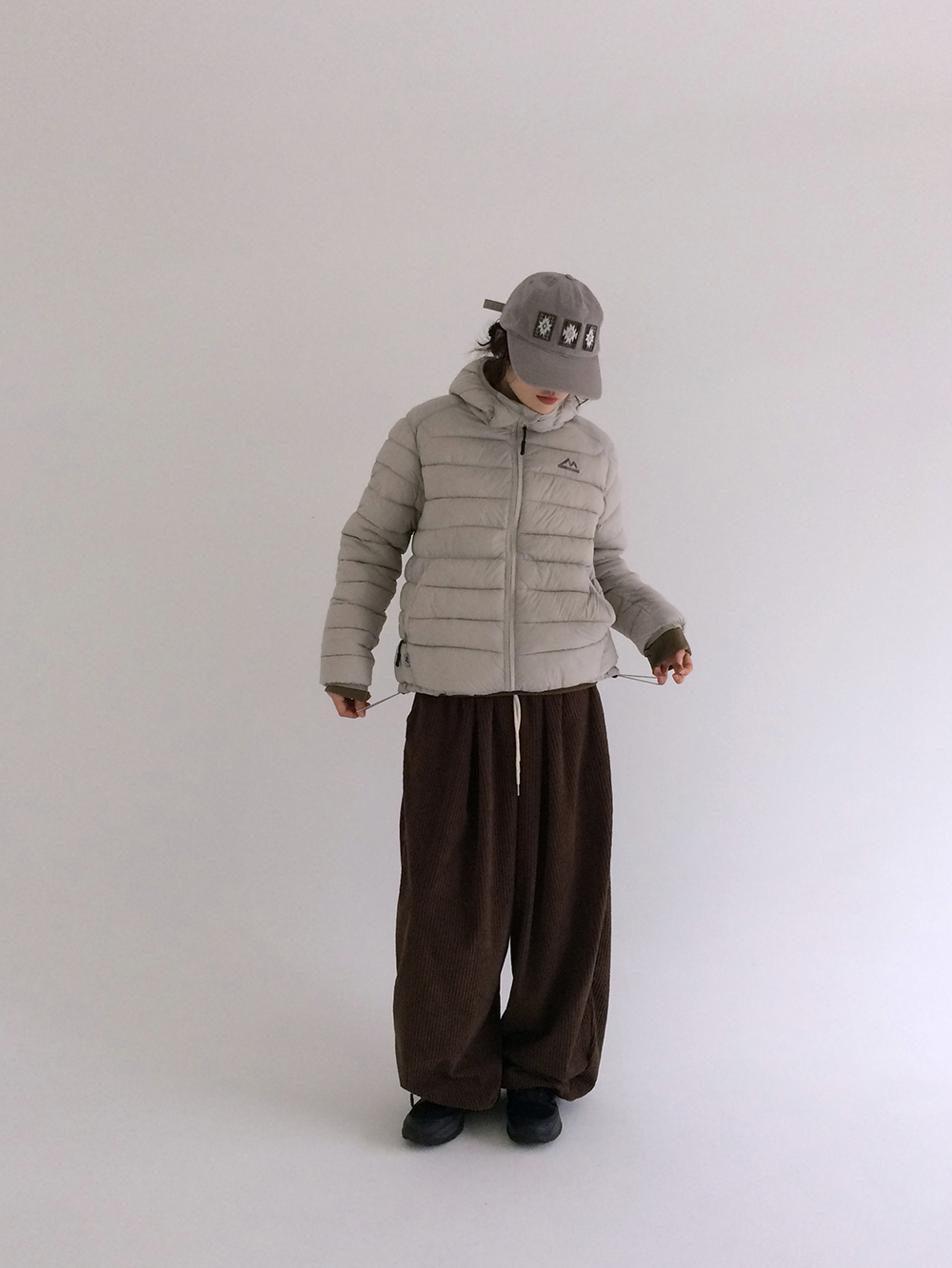 패딩 모델 착용 이미지-S1L40