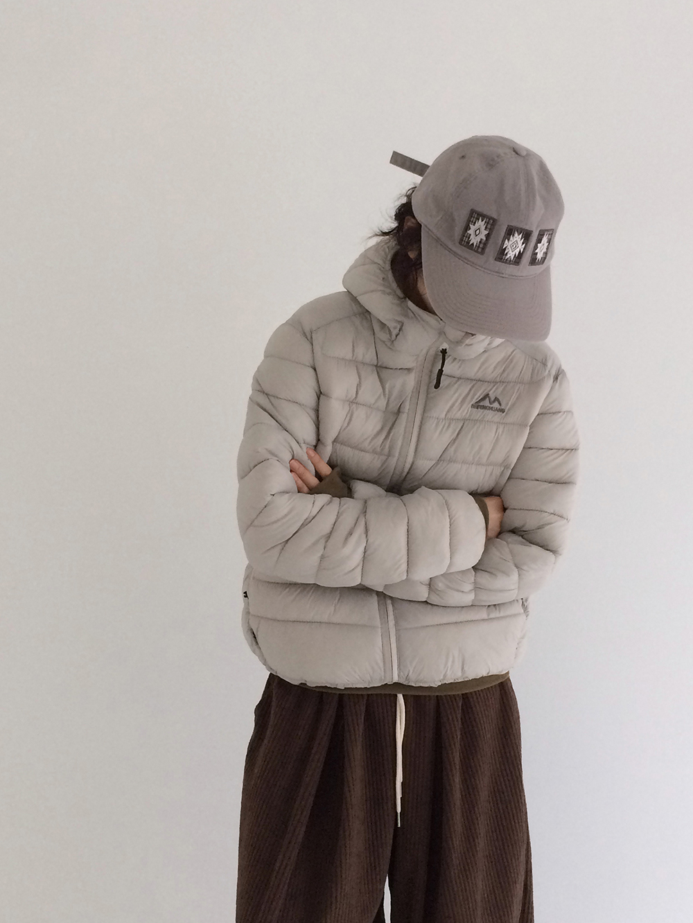 패딩 모델 착용 이미지-S1L48