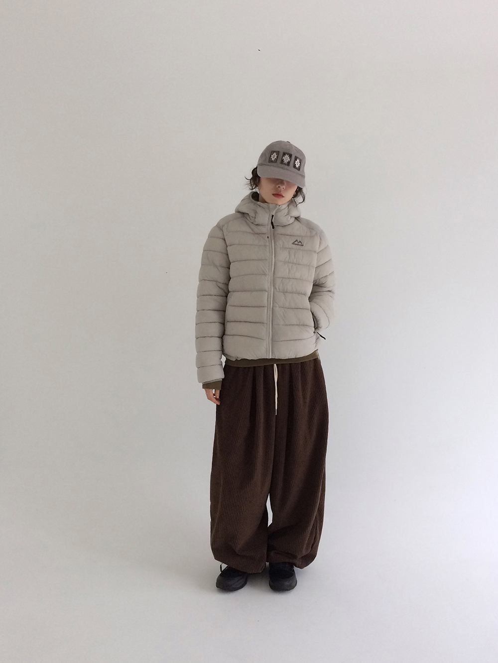패딩 모델 착용 이미지-S1L38