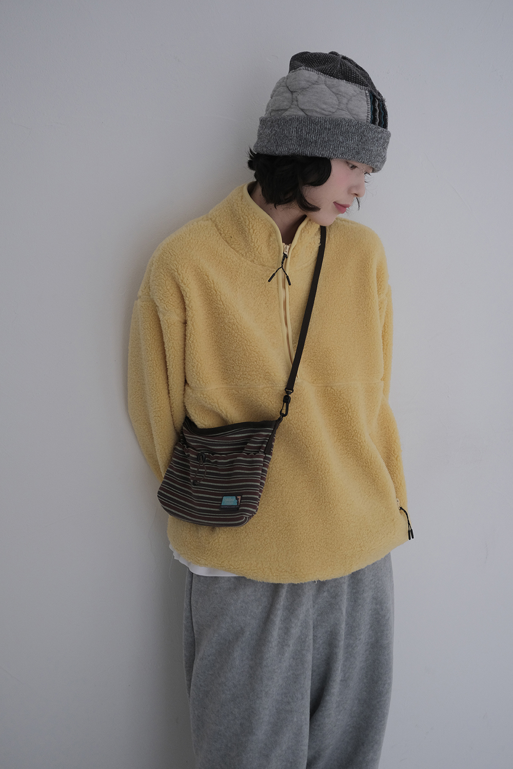 긴팔 티셔츠 모델 착용 이미지-S1L6