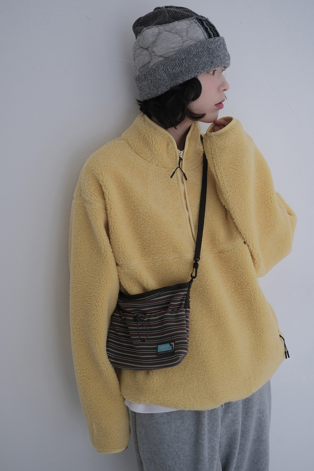 긴팔 티셔츠 모델 착용 이미지-S1L10