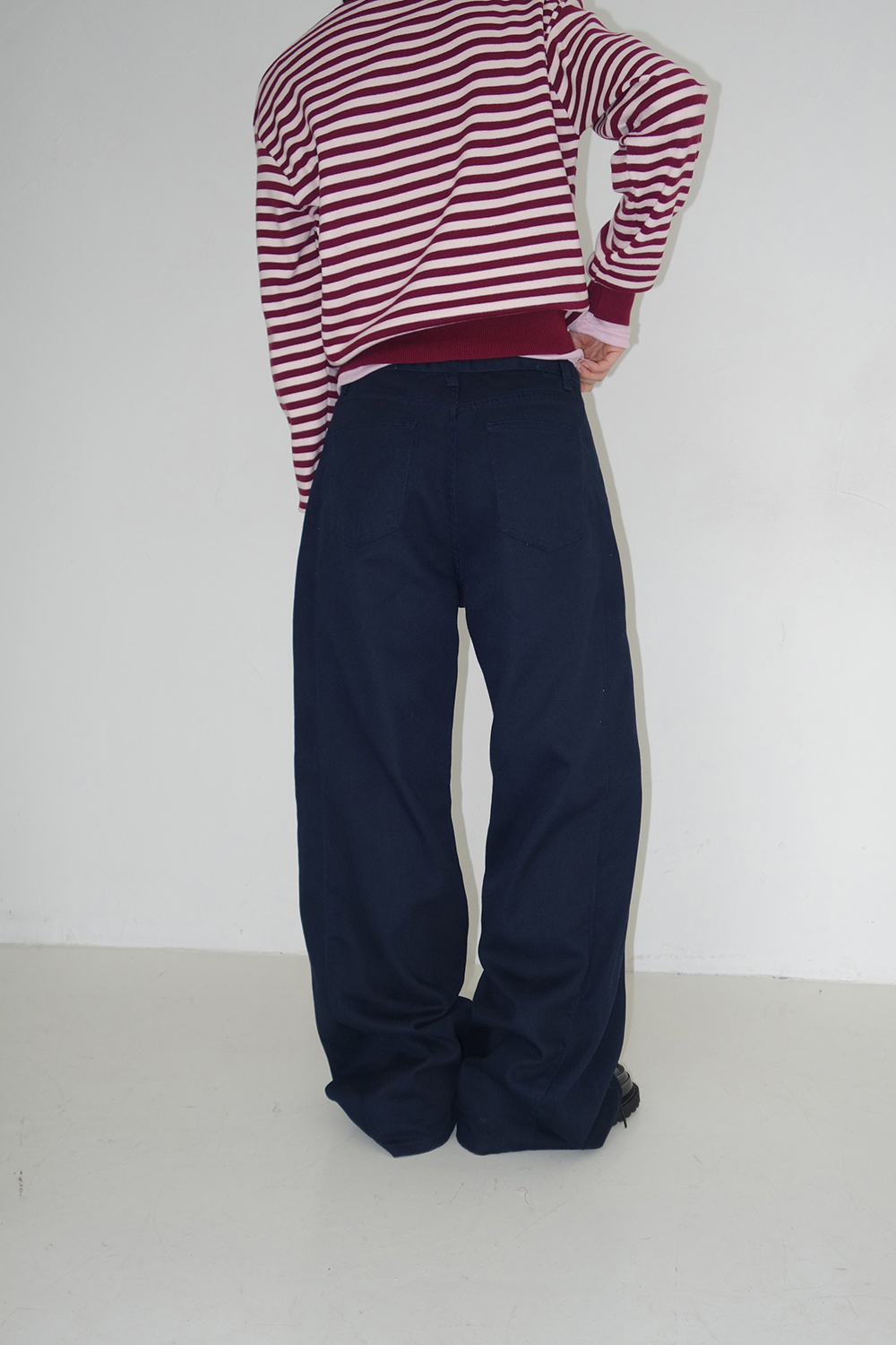 바지 모델 착용 이미지-S2L32