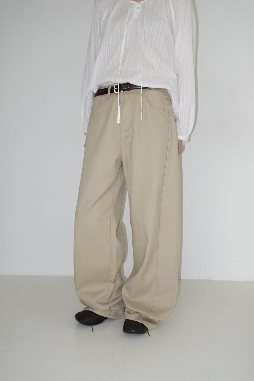 바지 모델 착용 이미지-S2L8