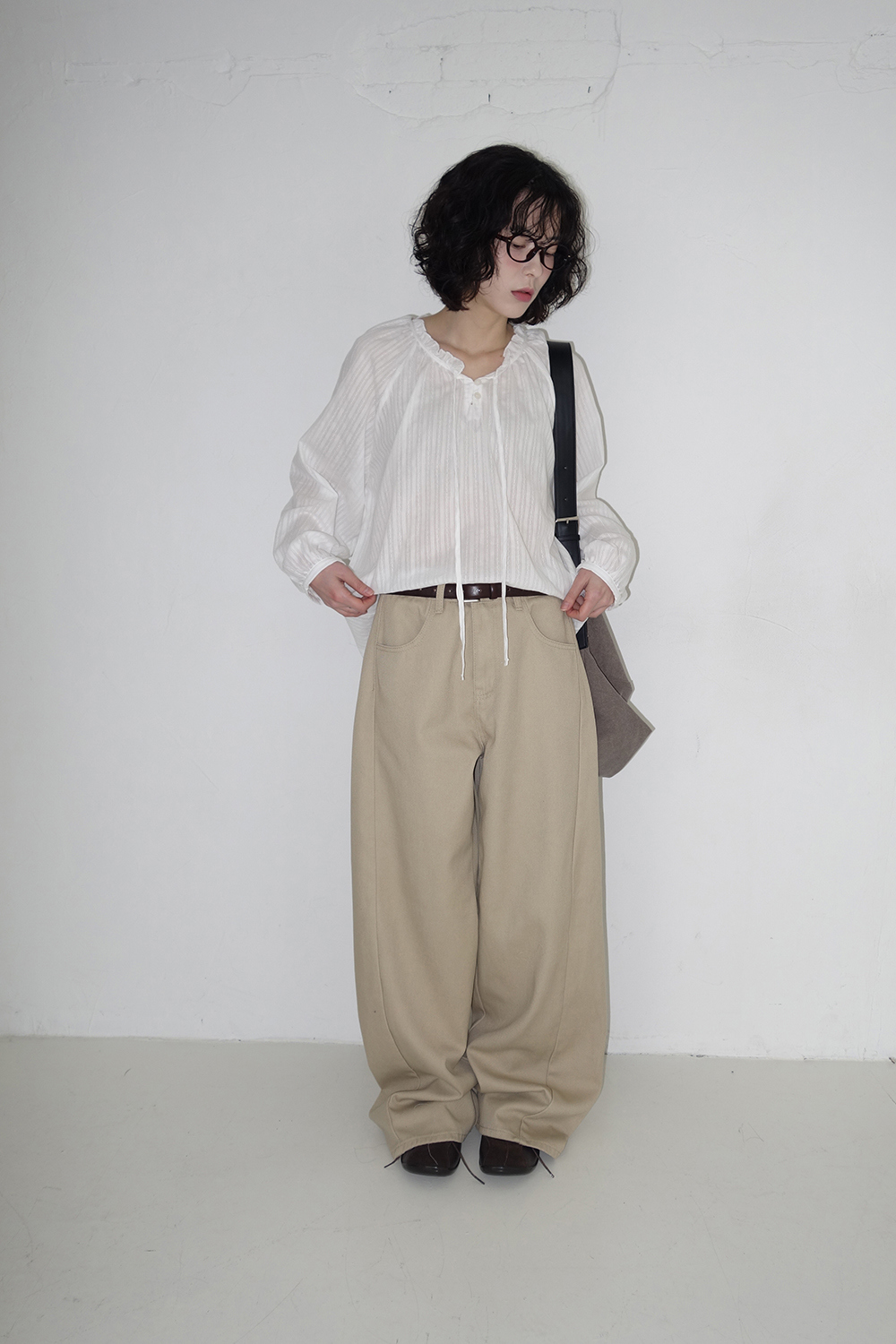 바지 모델 착용 이미지-S2L24