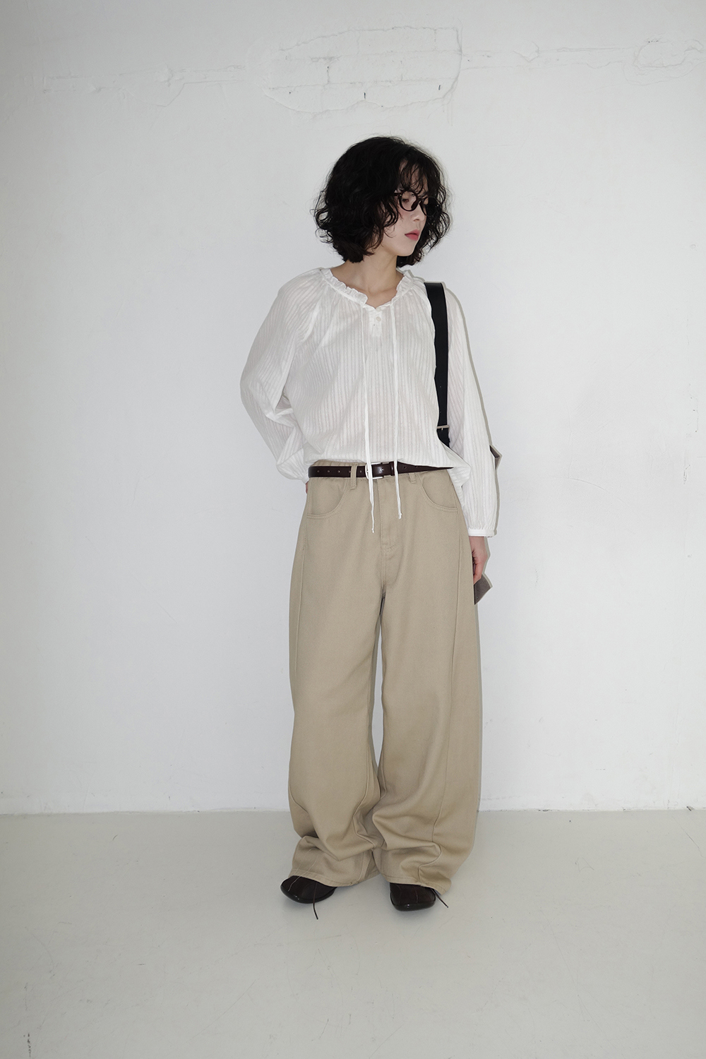 바지 모델 착용 이미지-S2L22