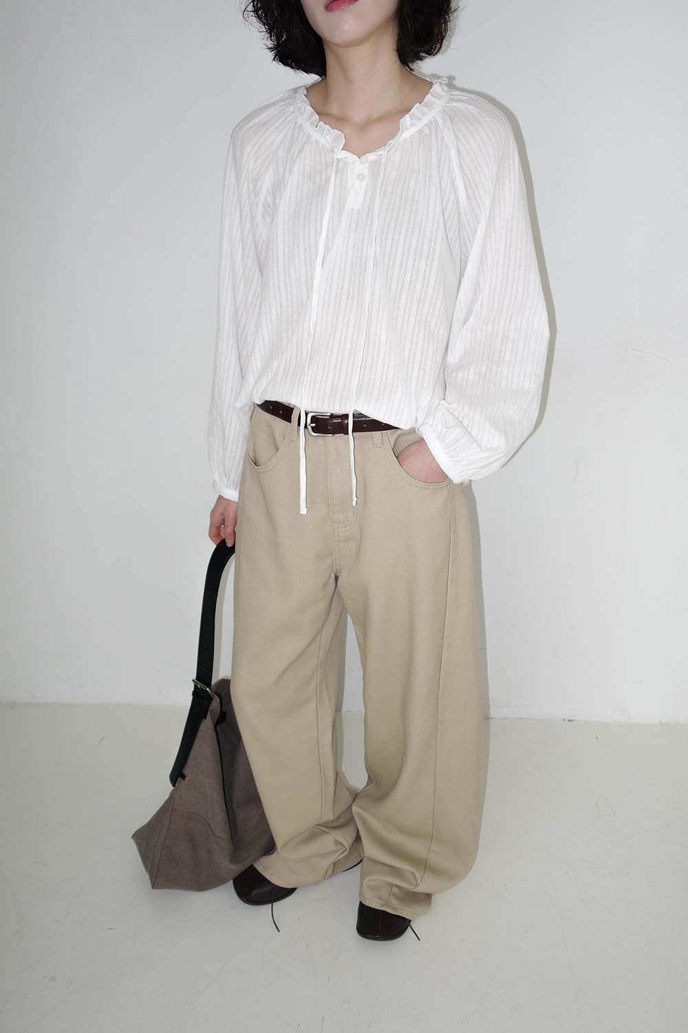 바지 모델 착용 이미지-S2L11