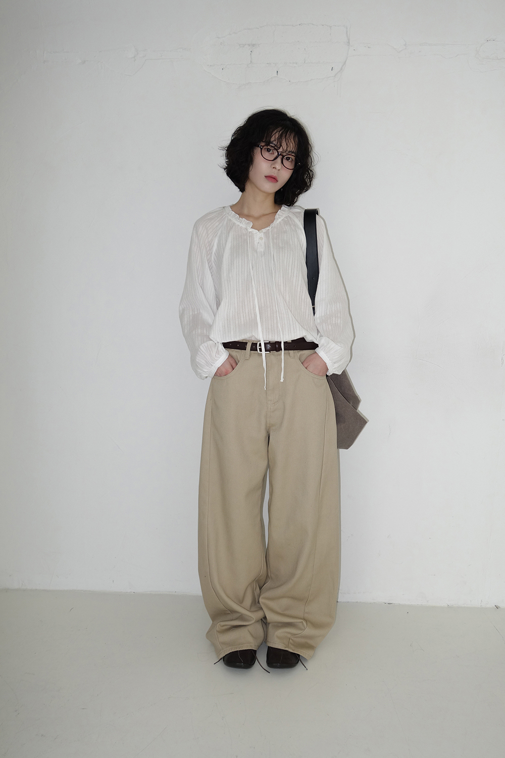 바지 모델 착용 이미지-S2L25