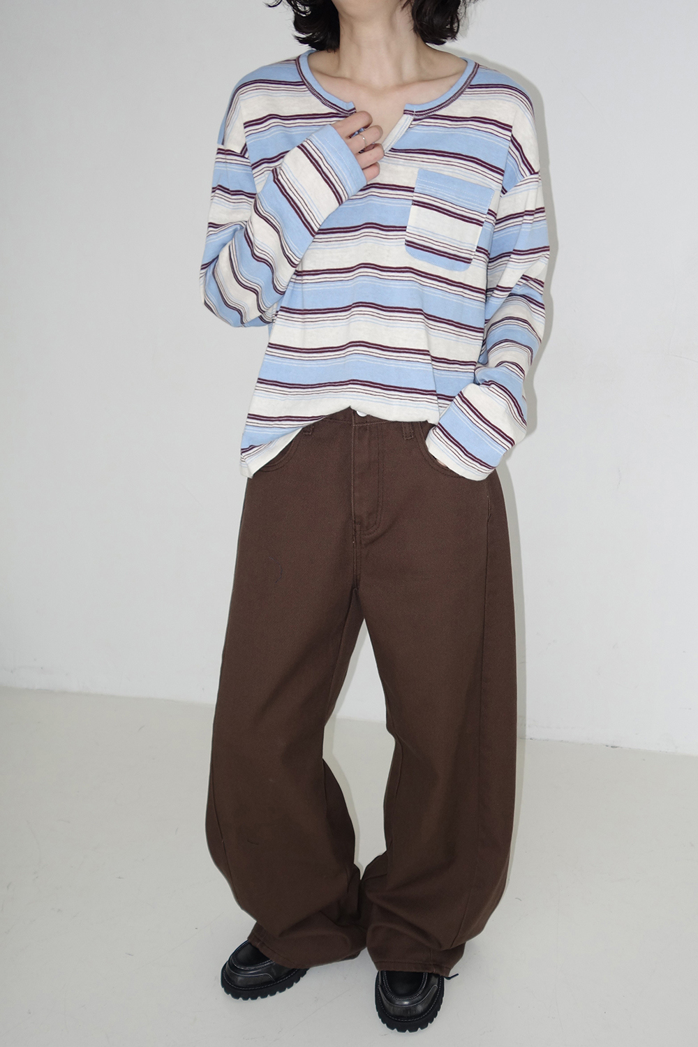 바지 모델 착용 이미지-S3L12